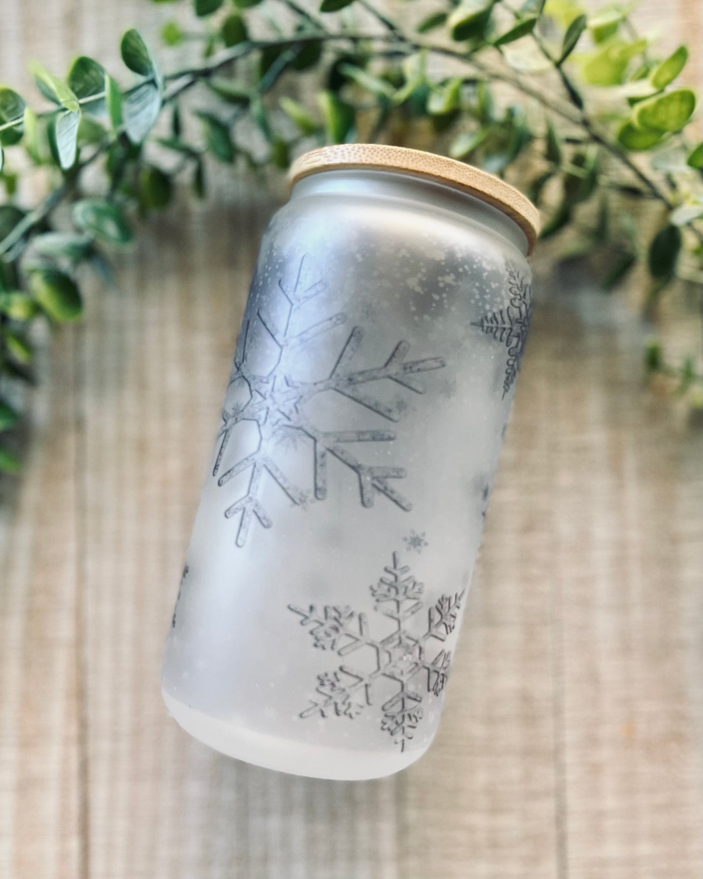 Silver Snowflakes | 16oz Frosted Glass Can with Bamboo Lid